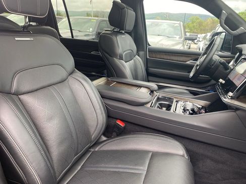 Used 2022 Jeep Grand Wagoneer Series II AWD/4WD image 9