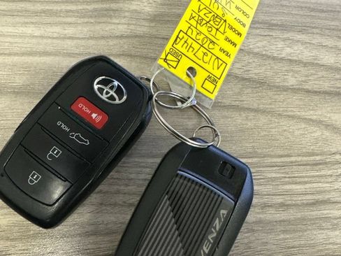 Used 2024 Toyota Venza XLE AWD/4WD image 14