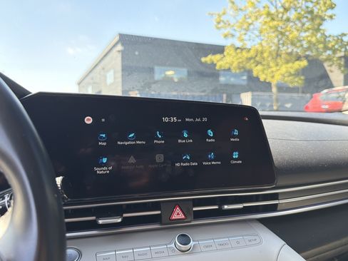 Used 2021 Hyundai Elantra Limited FWD image 19