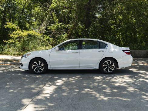 Used 2016 Honda Accord EX image 6