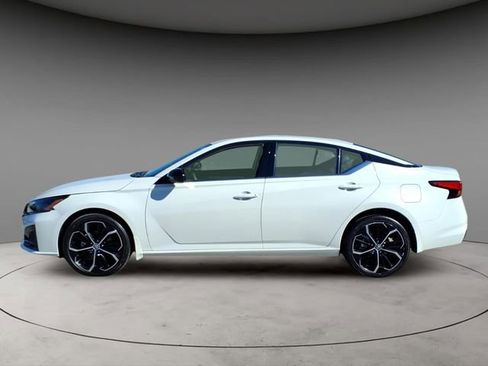 Used 2025 Nissan Altima 2.5 SR w/ SR Premium Package image 2