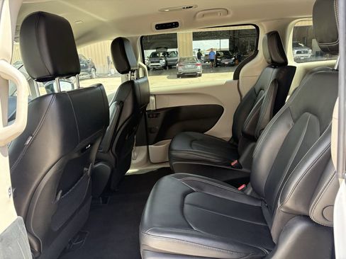 Used 2024 Chrysler Pacifica Limited FWD image 24