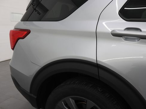Used 2021 Ford Explorer XLT w/ Equipment Group 202A AWD/4WD image 26