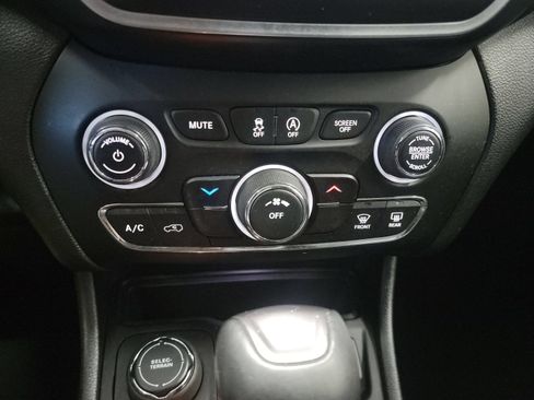 Used 2020 Jeep Cherokee Latitude Plus w/ Cold Weather Group AWD/4WD image 21