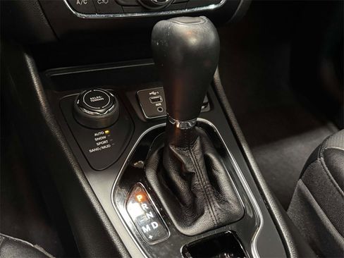 Used 2022 Jeep Cherokee Limited image 24