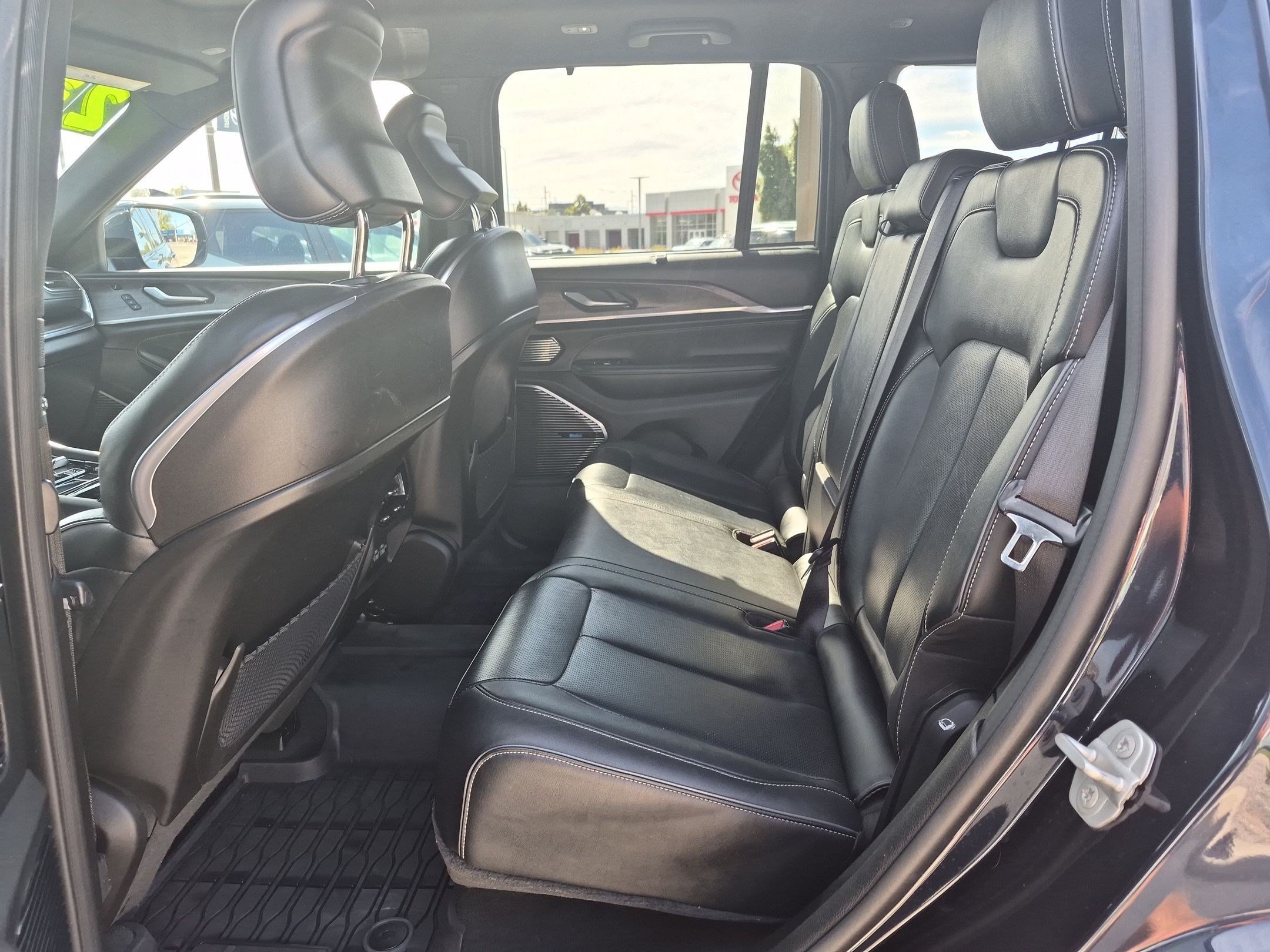 Used 2023 Jeep Grand Cherokee Overland w/ Luxury Tech Group IV AWD/4WD image 29
