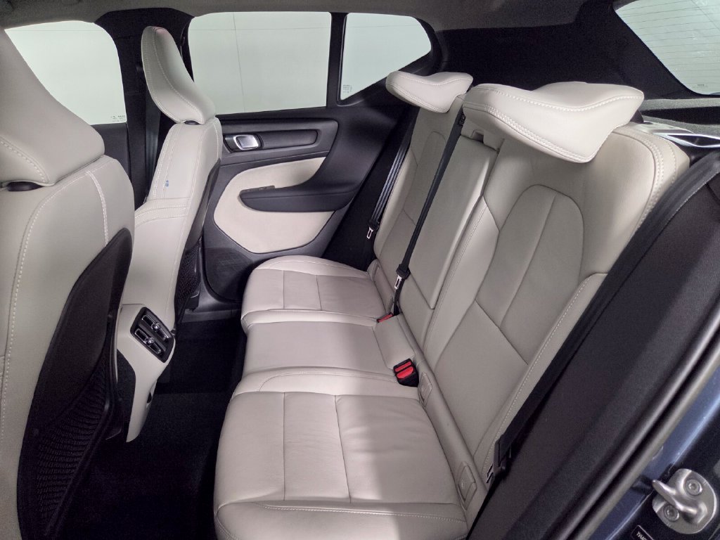 Used 2022 Volvo XC40 T4 Inscription FWD image 22