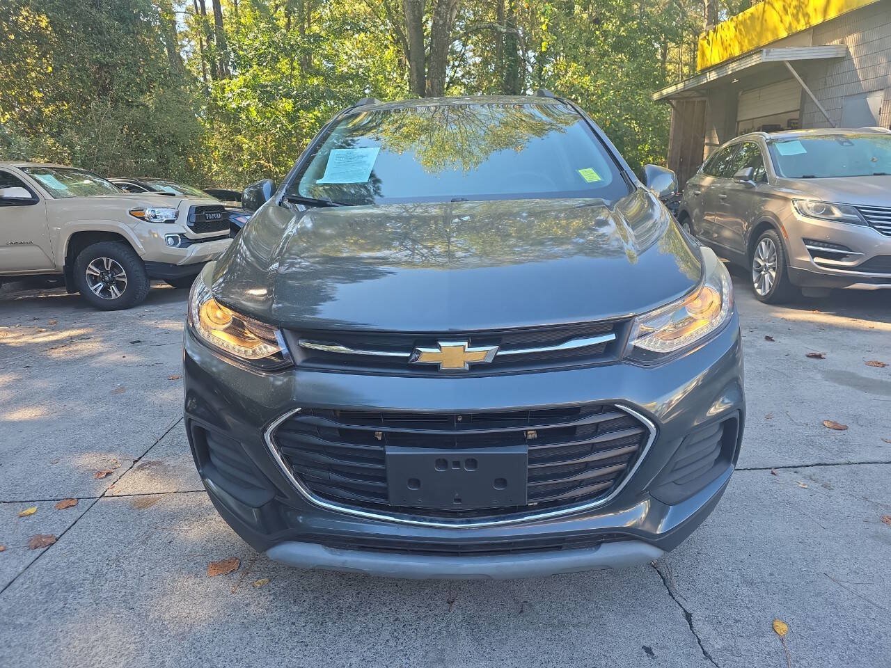 Used 2017 Chevrolet Trax LT w/ LT Convenience Package FWD image 3