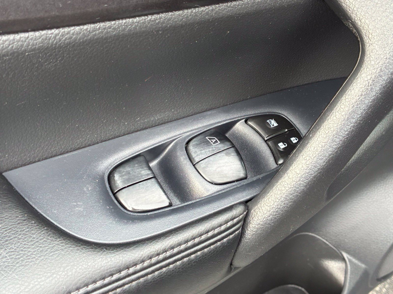 Used 2015 Nissan Rogue SV FWD image 13