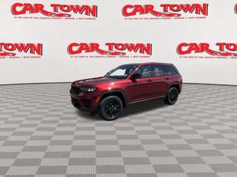 Used 2024 Jeep Grand Cherokee Altitude AWD/4WD image 4