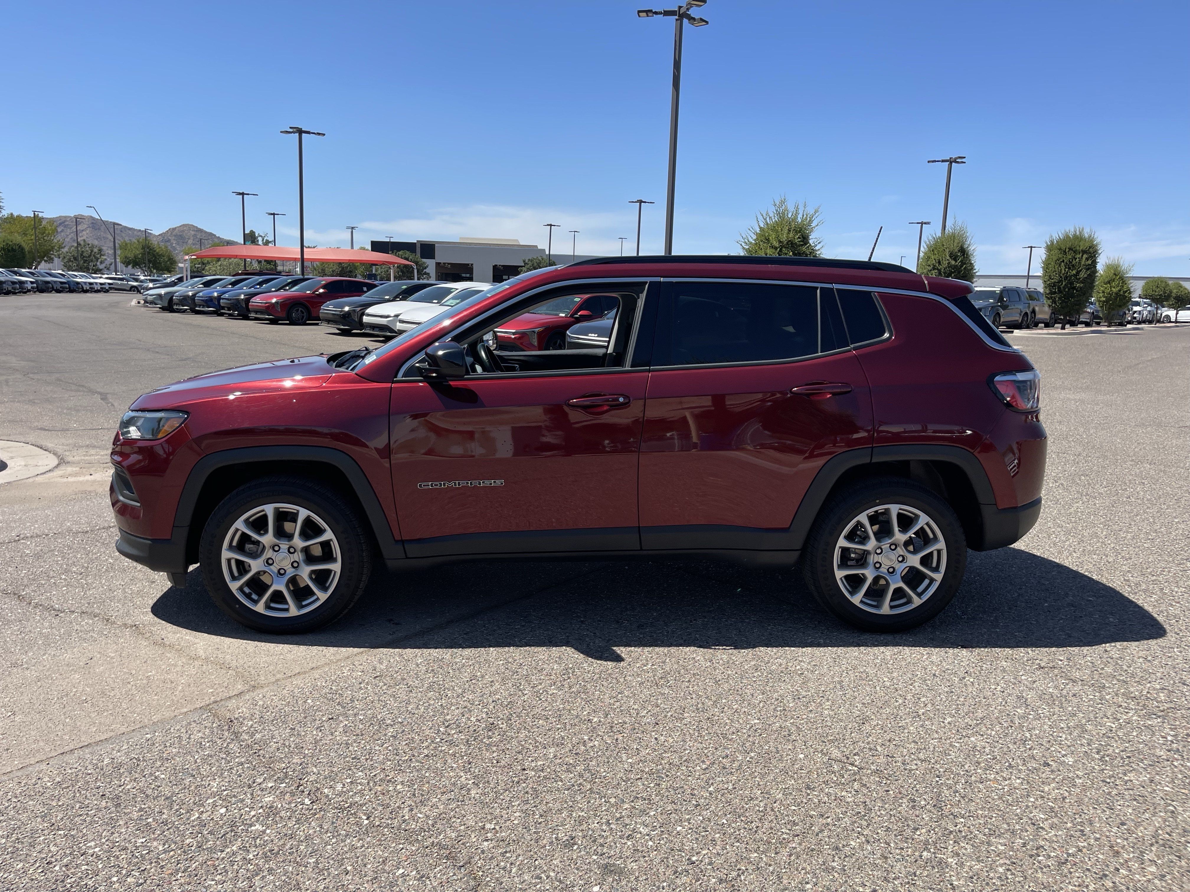 Used 2022 Jeep Compass Latitude AWD/4WD image 3