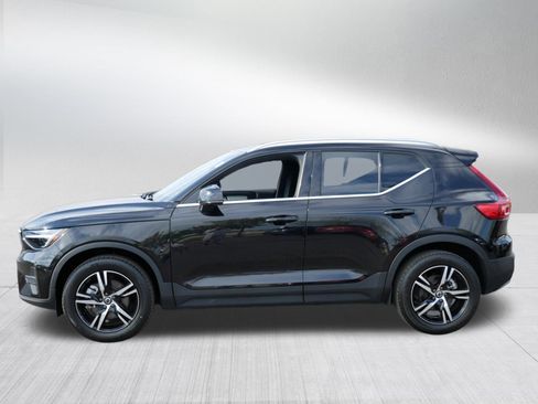 Used 2025 Volvo XC40 B5 Core AWD/4WD image 4