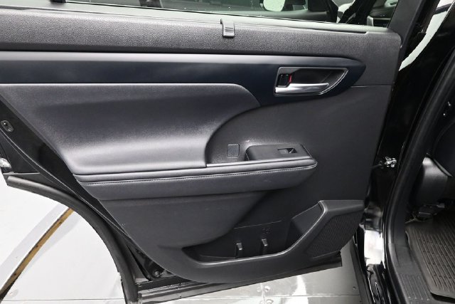 Used 2023 Toyota Highlander XLE AWD/4WD image 13
