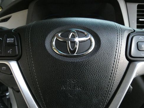 Used 2015 Toyota Sienna XLE image 59