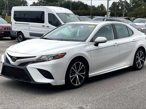 Used 2020 Toyota Camry SE FWD image 3
