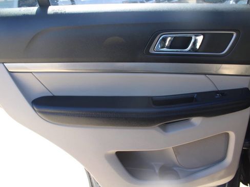 Used 2018 Ford Explorer XLT AWD/4WD image 12