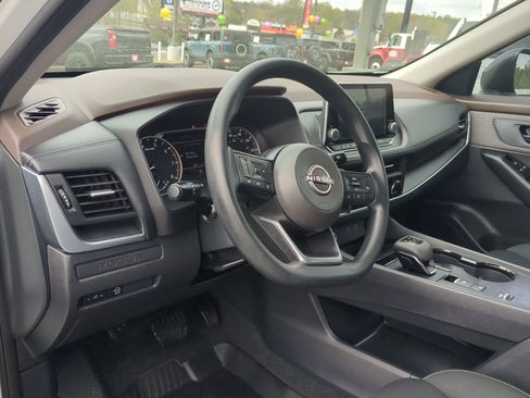 Used 2023 Nissan Rogue S image 11