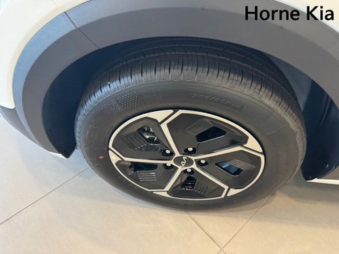 New 2026 Kia Niro LX FWD image 8