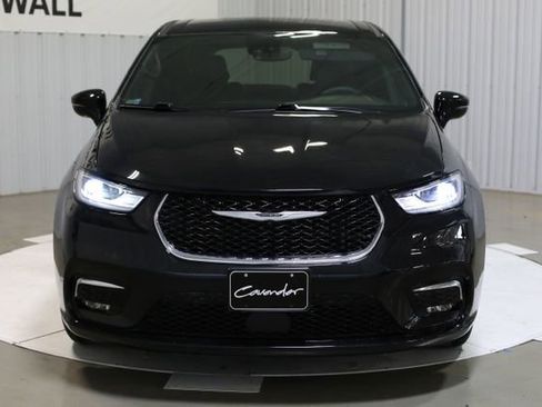 Used 2025 Chrysler Pacifica Select image 3