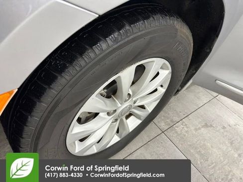 Used 2018 Chrysler Pacifica Touring-L image 37