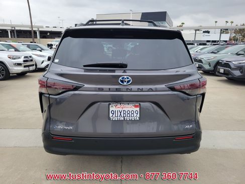 Used 2025 Toyota Sienna XLE w/ XLE Plus Package AWD/4WD image 5