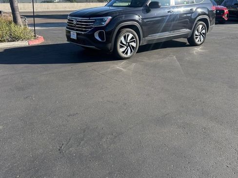 Used 2025 Volkswagen Atlas SE FWD image 1