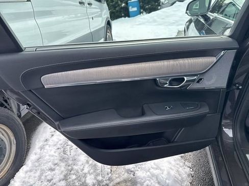 Used 2022 Volvo S90 T8 R-Design image 13