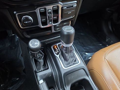 Used 2023 Jeep Wrangler Unlimited Sahara w/ Cold Weather Group AWD/4WD image 17