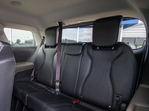 Used 2025 Kia Carnival FWD image 11