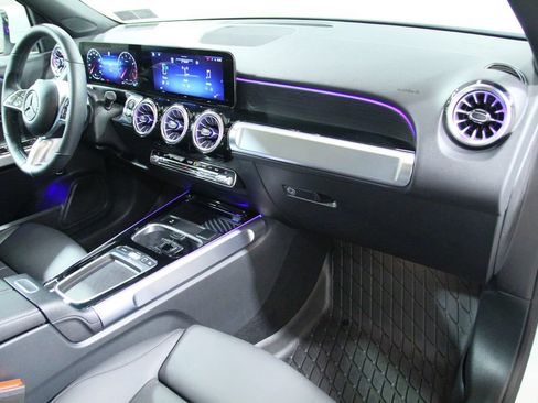 Used 2025 Mercedes-Benz GLB 250 4MATIC image 24