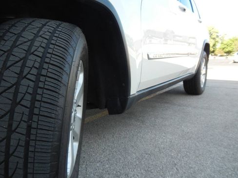 Used 2011 Jeep Grand Cherokee Laredo AWD/4WD image 17