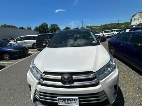 Used 2019 Toyota Highlander XLE AWD/4WD image 1