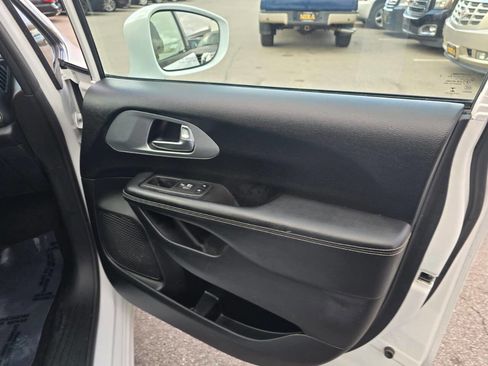 Used 2020 Chrysler Pacifica Touring w/ Advanced Safetytec Group image 53