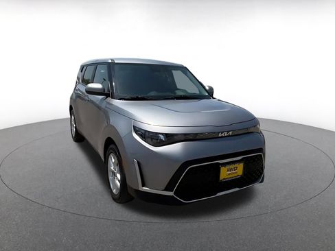 Used 2025 Kia Soul LX w/ LX Technology Package FWD image 3
