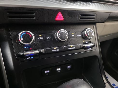 Used 2022 Kia Carnival LX image 52