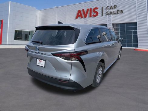 Used 2025 Toyota Sienna LE image 6