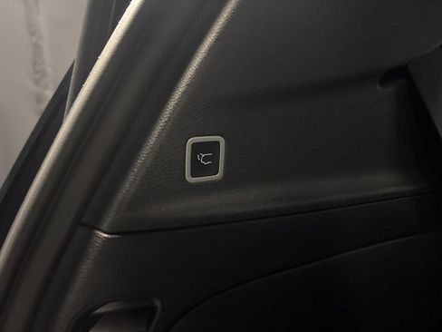 Used 2025 Chrysler Pacifica Select image 6