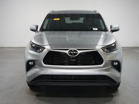 Certified 2024 Toyota Highlander XLE image 2