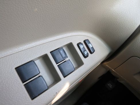 Used 2012 Toyota Highlander Limited w/ Tow Pkg image 9