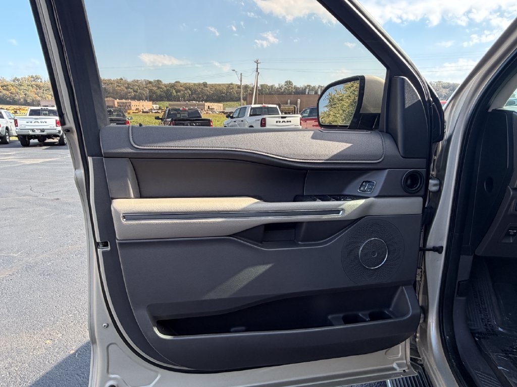 Used 2018 Ford Expedition Max XLT w/ Equipment Group 202A AWD/4WD image 20