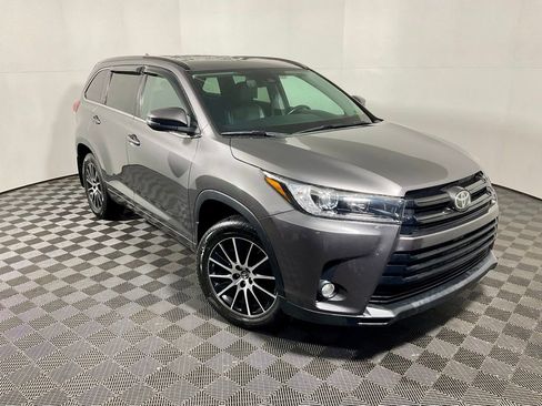 Used 2017 Toyota Highlander SE AWD/4WD image 9