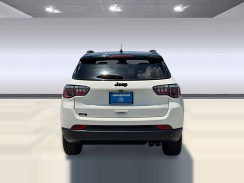 Used 2018 Jeep Compass Latitude FWD image 10