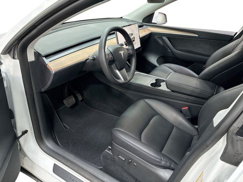Certified 2022 Tesla Model Y Long Range AWD/4WD image 9