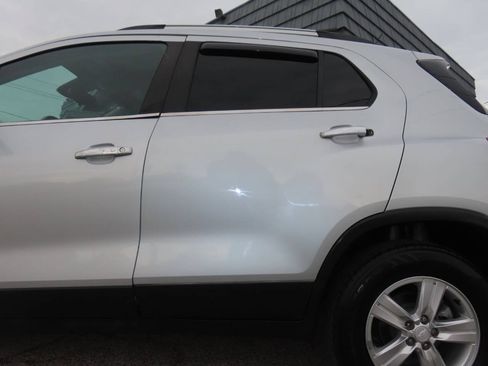 Used 2020 Chevrolet Trax LT w/ LT Convenience Package AWD/4WD image 28