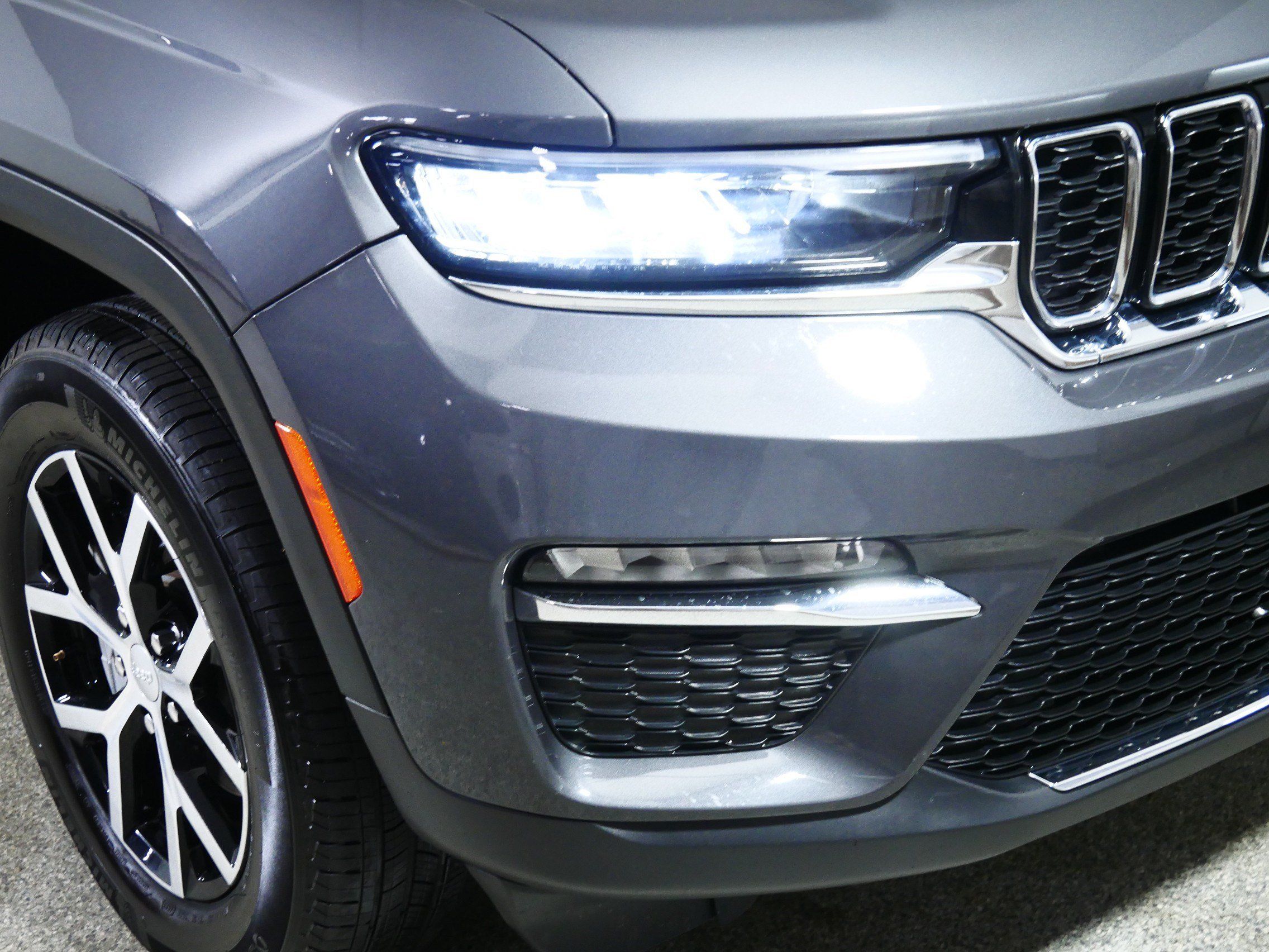 Used 2024 Jeep Grand Cherokee Limited RWD image 16