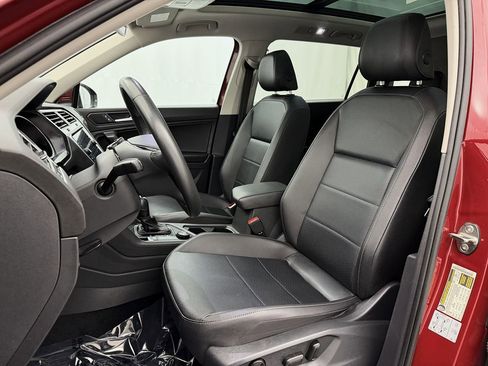Used 2020 Volkswagen Tiguan SE w/ Panoramic Sunroof Package image 11