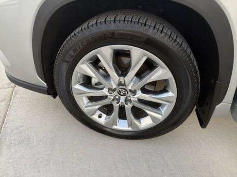 Certified 2025 Toyota Highlander Limited FWD image 32