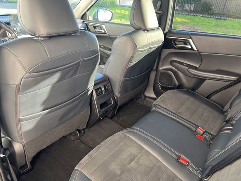 Used 2024 Mitsubishi Outlander SE image 17