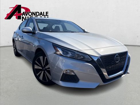 Certified 2022 Nissan Altima 2.5 SV w/ SV Premium Package image 3