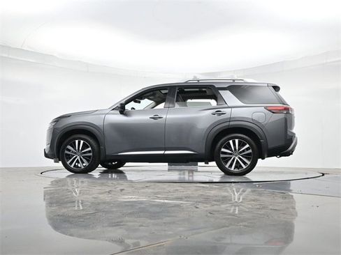 Used 2024 Nissan Pathfinder Platinum image 33